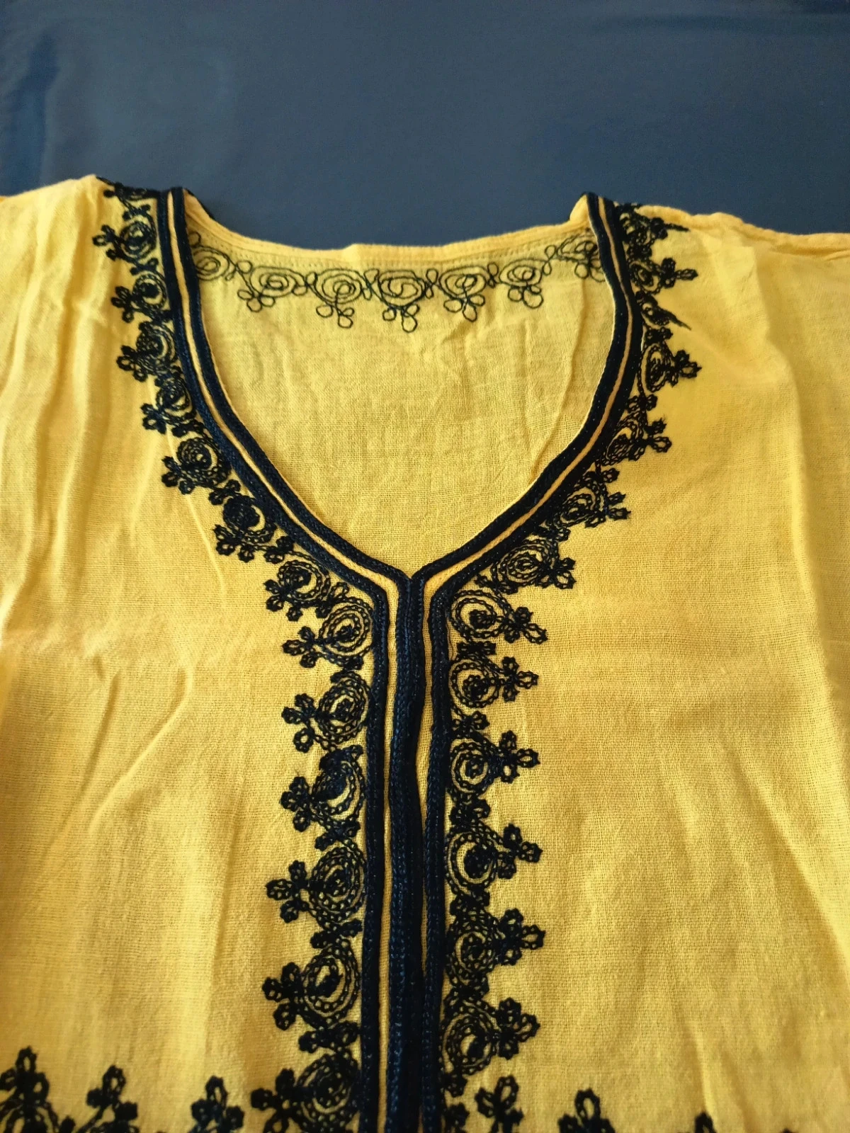 Gele blouse met zwarte borduurwerk – photo 2